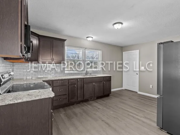 130 E Oak St, Saint Clair, MO 63077