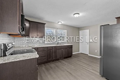 130 E Oak St Photo 1