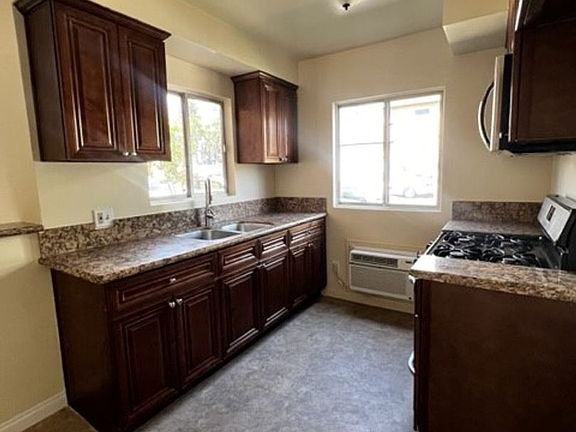 3rd image of 639 E Tujunga Ave APT B