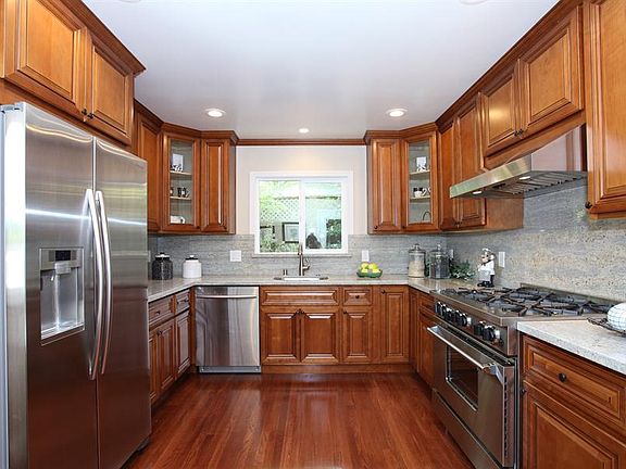 3rd image of 636 W Hillsdale Blvd