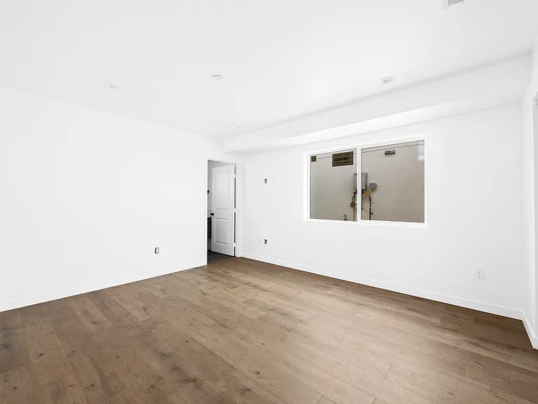 6830 Hazeltine Ave — Photo 30