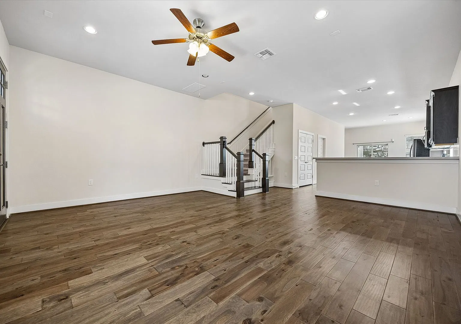 Beautiful 4 bedroom/2.5 bath — Photo 2
