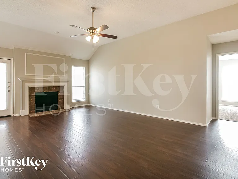 903 Hillwood Ct — Photo 3
