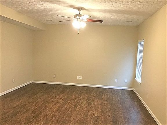 5th image of 1300 Wagy Sq