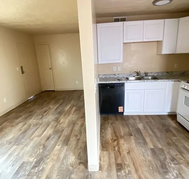 1123 SW 2nd St — Photo 3