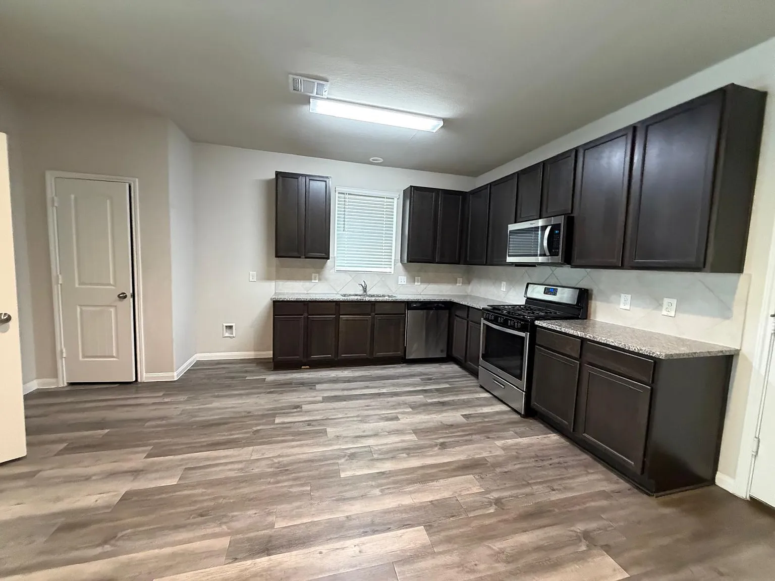 3 bed, 2.5 bath, 1975 sqft, $2,250 — Photo 2
