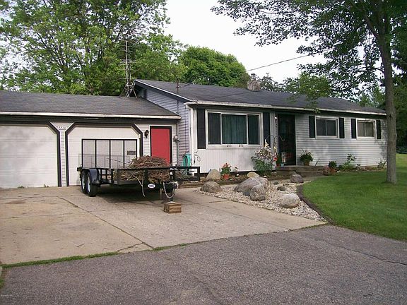 2nd image of 4710 Bonneville Dr NE