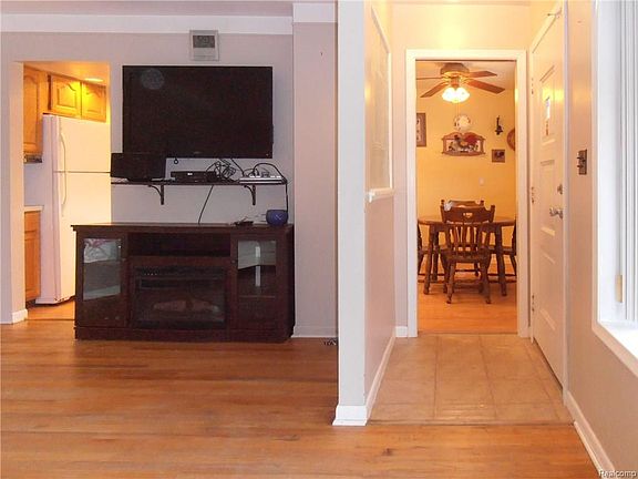 5th image of 24984 Doris Ct