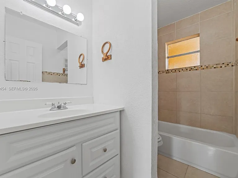525 W 69th St #306 — Photo 16