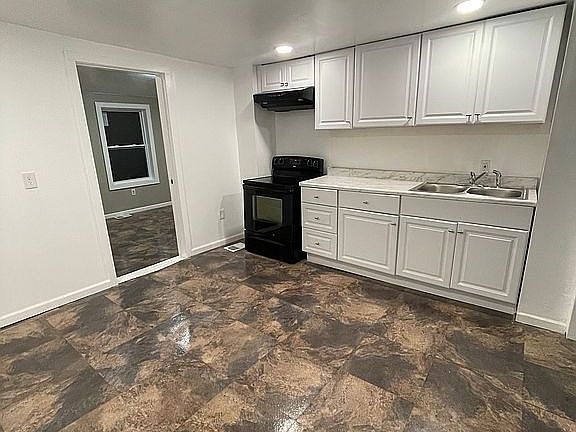 3rd image of 483 Maple St
