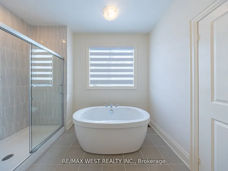 2215 Crystal Dr — Photo 25