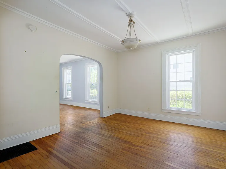 427 Flower Ave E — Photo 36
