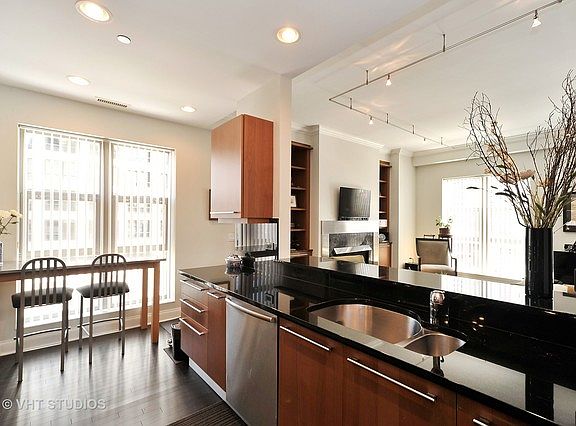 3rd image of 1035 N Dearborn St Unit 8E