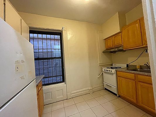 3rd image of 203 E 94th St APT 4B
