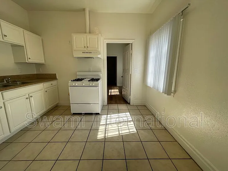 932 W 62nd St — Photo 7