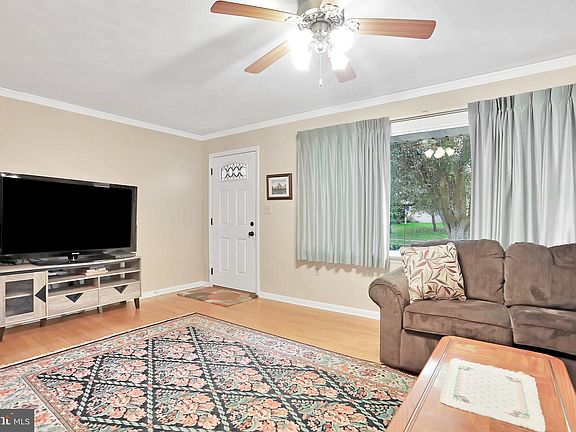 4th image of 425 Herwen Dr
