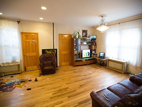 4th image of 4024 Surf Ave #4