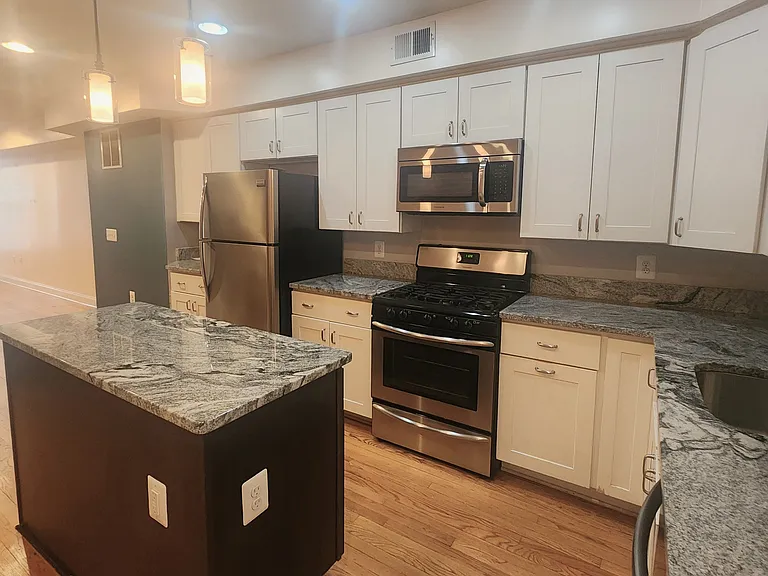 432 E Clement St — Photo 7