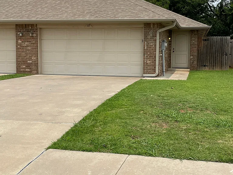 117 Ashley Dr — Photo 1
