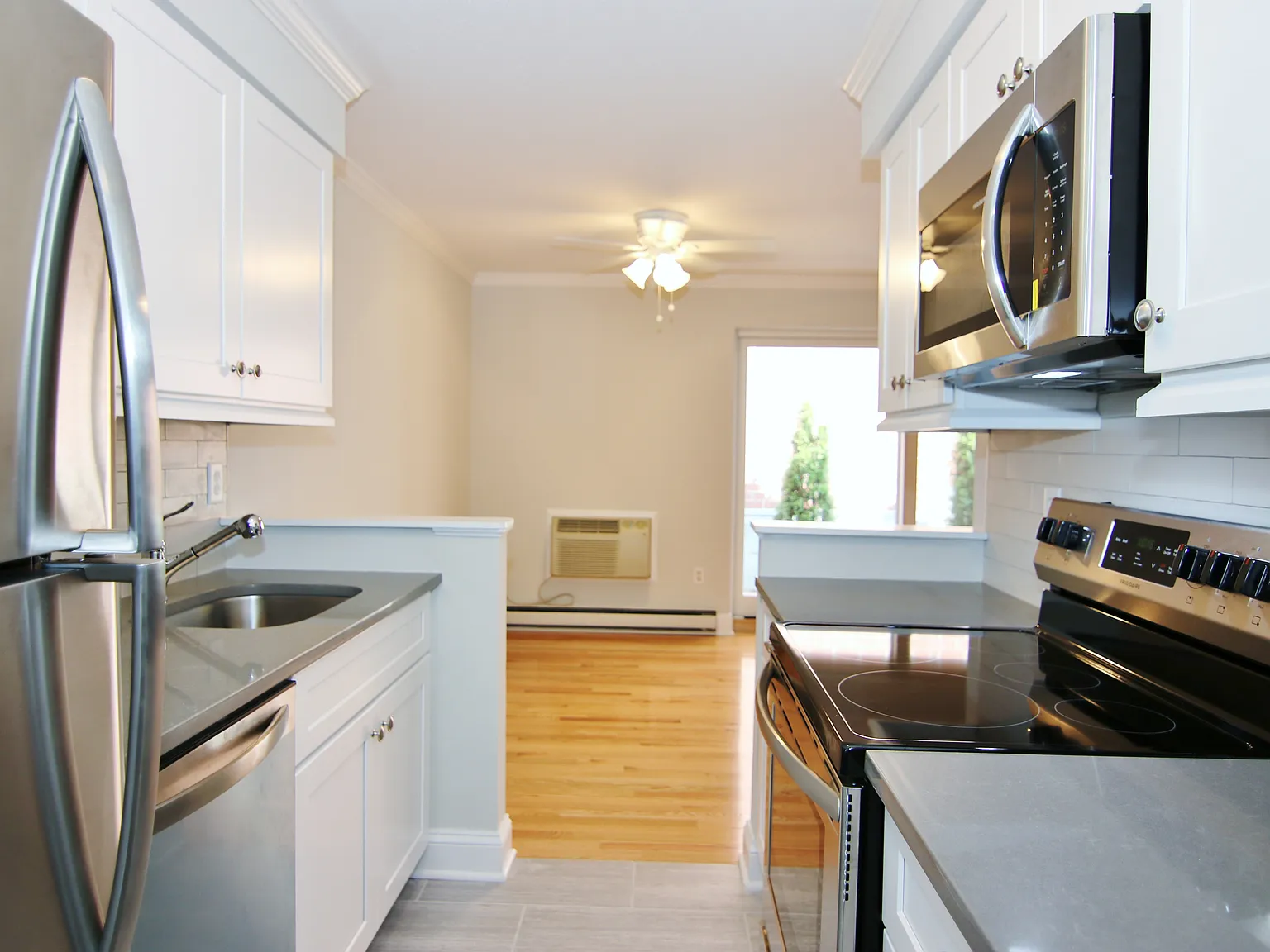 1 bed, 900 sqft, $2,200 — Photo 4