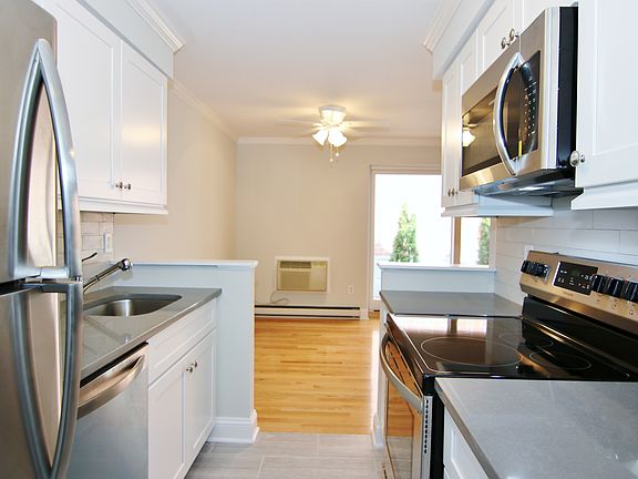 3rd image of 14 Waterbury Ave APT 7