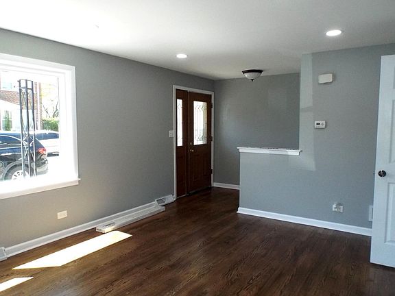 3rd image of 902 N Boxwood Dr #A