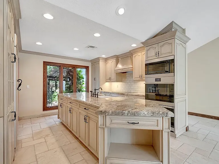 7415 Woodland Creek Ln — Photo 29