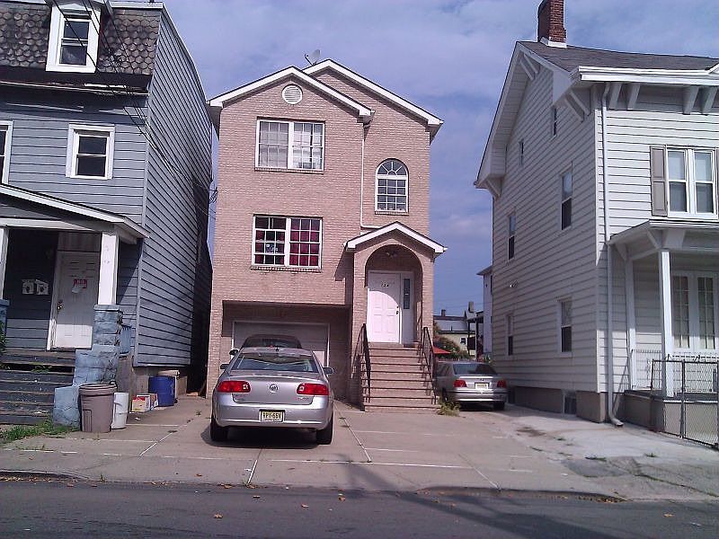 2nd image of 134 Catherine St