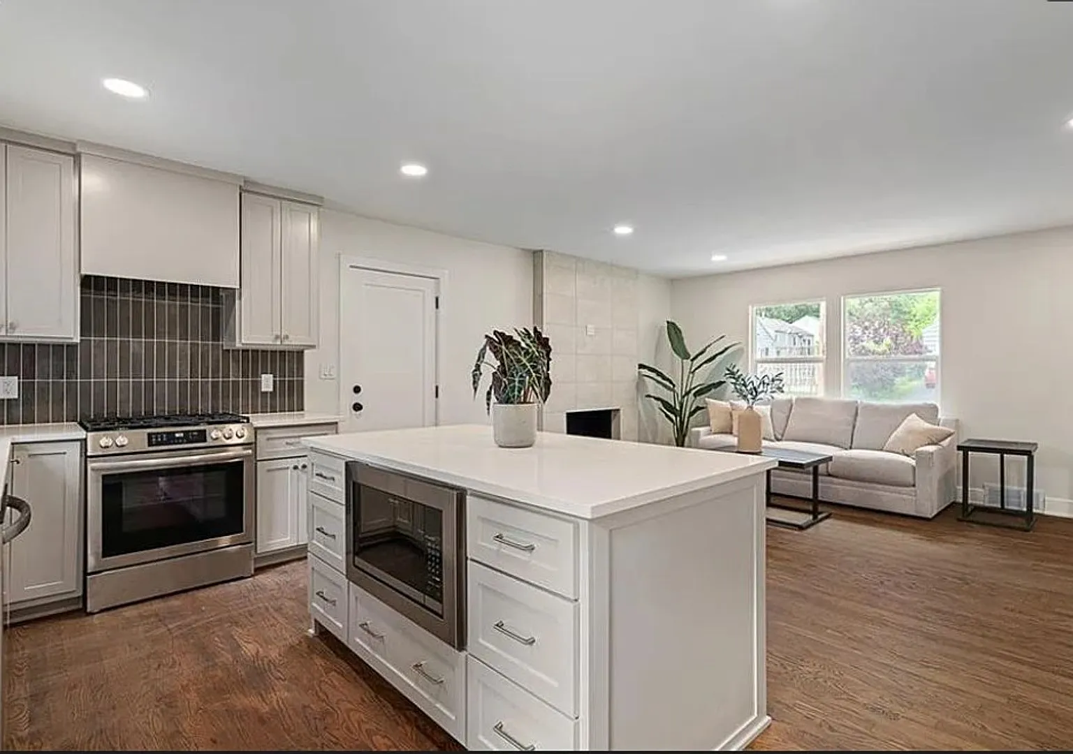Stunning Mission Remodel | 4 Bed, 2 Bath, Garage and Finished Basement — Photo 2