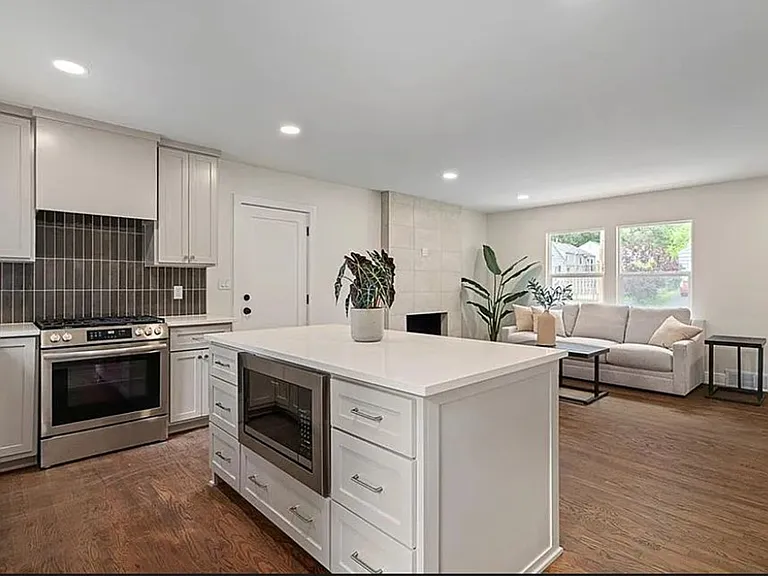 6111 W 58th St — Photo 2