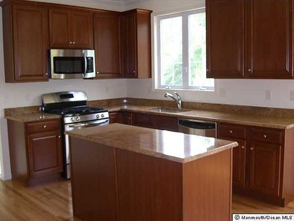 KITCHEN W/UPGRADED CABINETS, GRANITE COUNTERS, STAINLESS APPLIANCES
