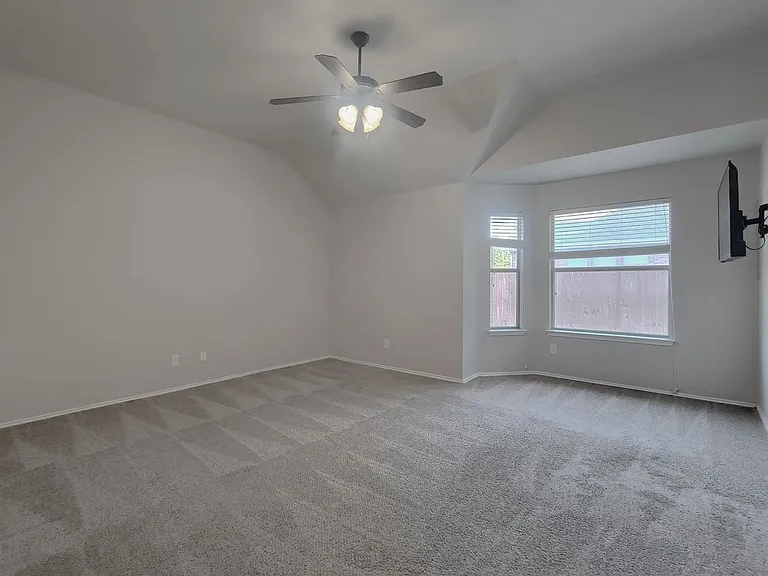 824 Lake Grove Dr — Photo 9
