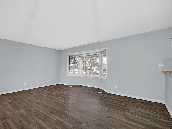 4th image of 9604 Hawthorne Dr