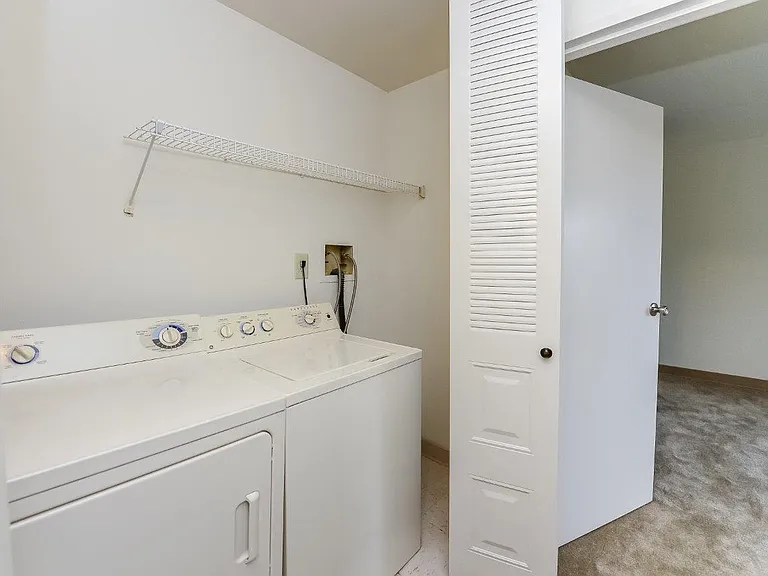 Cranbury Crossing Apartment Homes — Photo 9