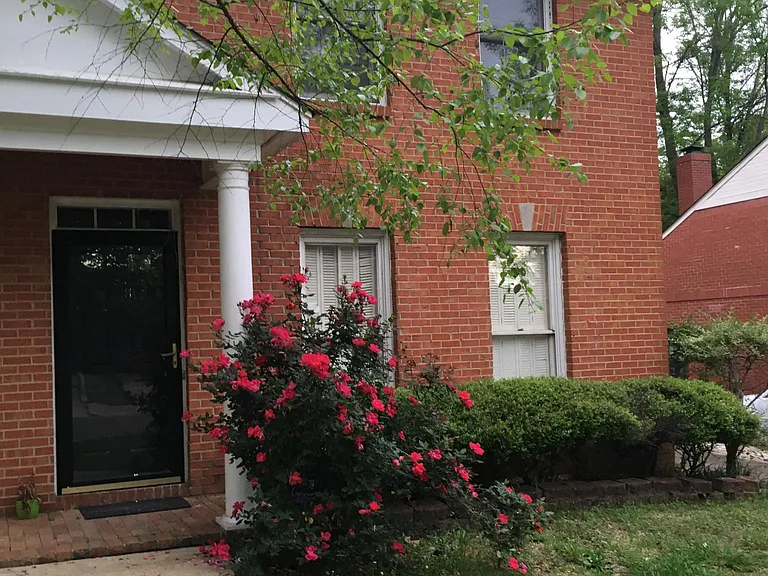 954 Glastonbury Cir #B — Photo 2