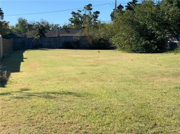 1404 Sherwood Ln, Nichols Hills, OK 73116