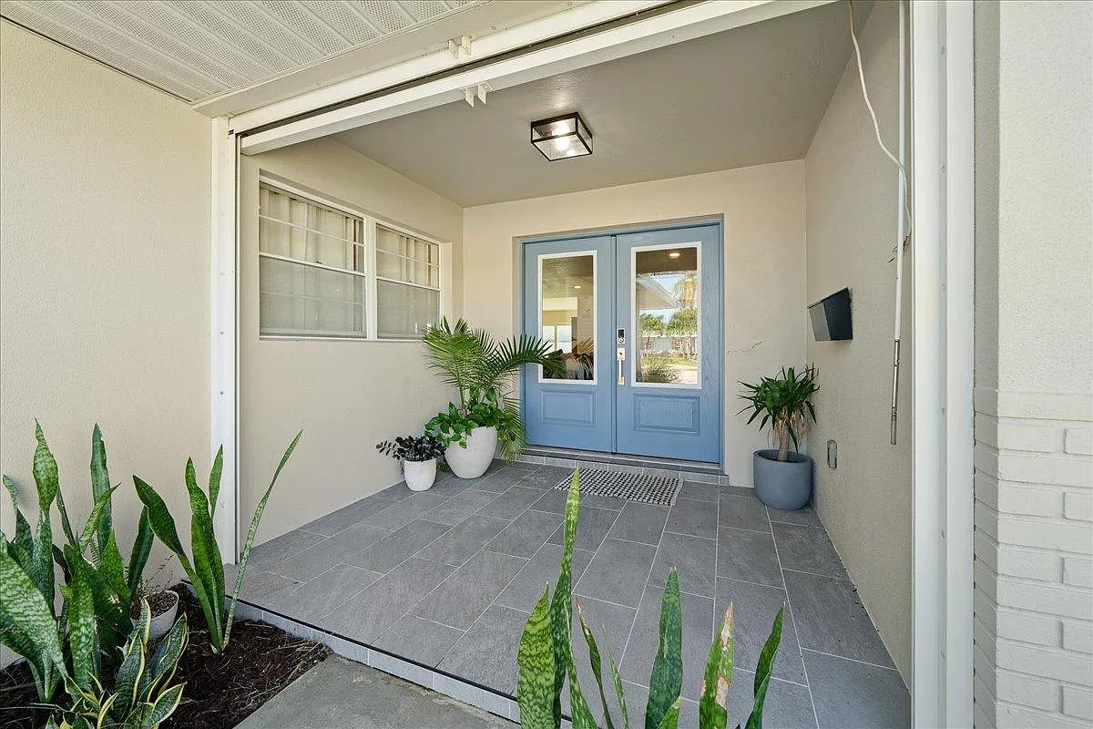 5 bed, 3056 sqft, $12,000 — Photo 2
