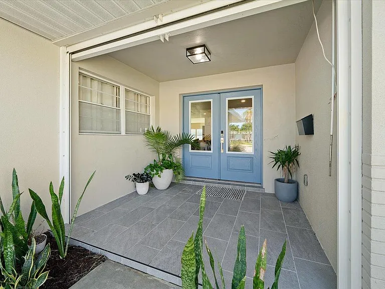555 Norwood Ct — Photo 2
