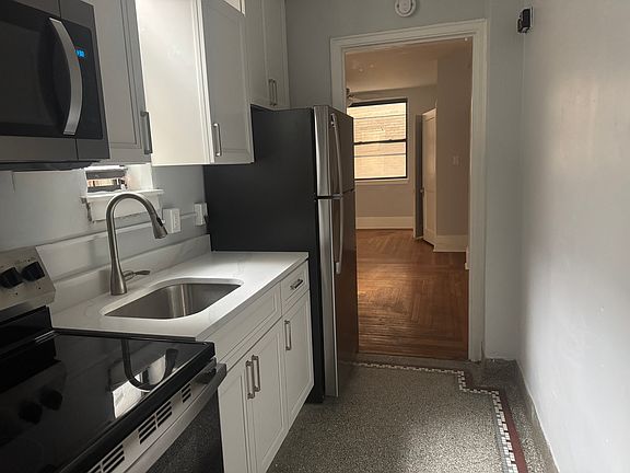 5th image of 948 Court St #304