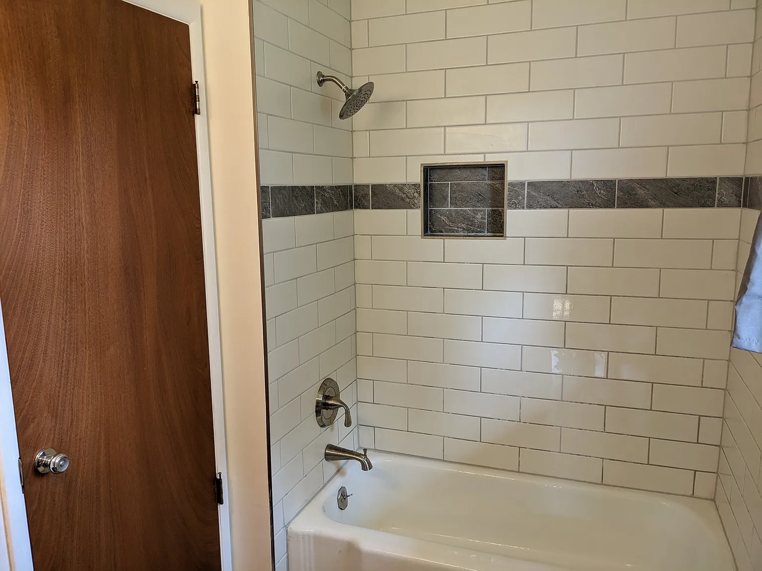 3 bed, 1092 sqft, $1,900 — Photo 2
