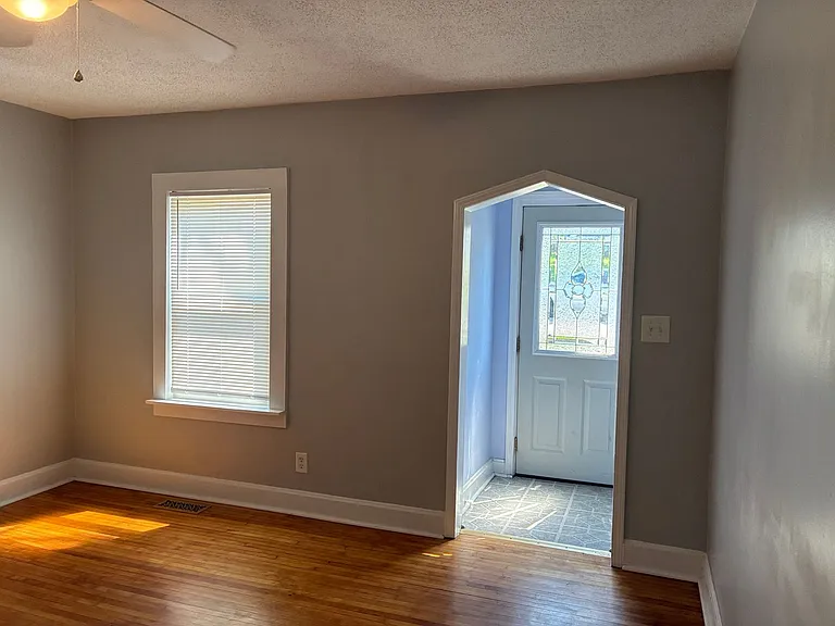 504 Henry St — Photo 9
