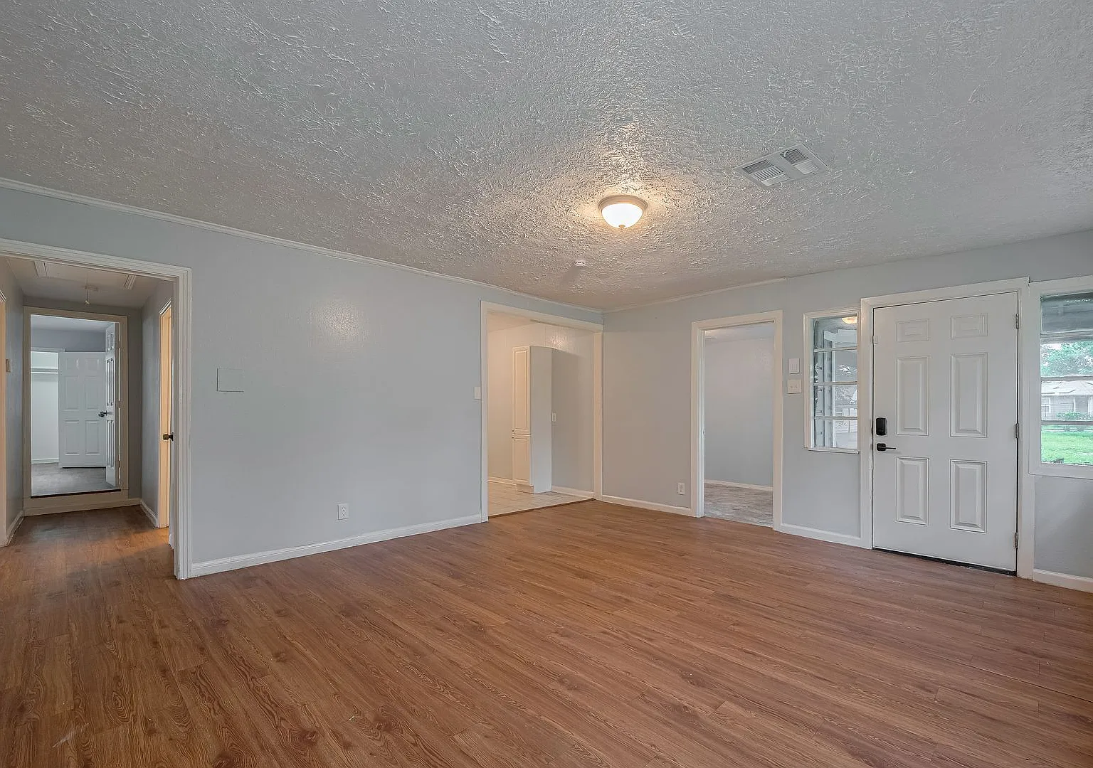 Affordable spacious 4bed/2bath single-family house! — Photo 3