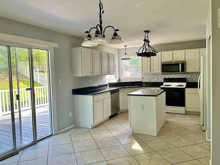 260 Valleybrook Ct — Photo 2