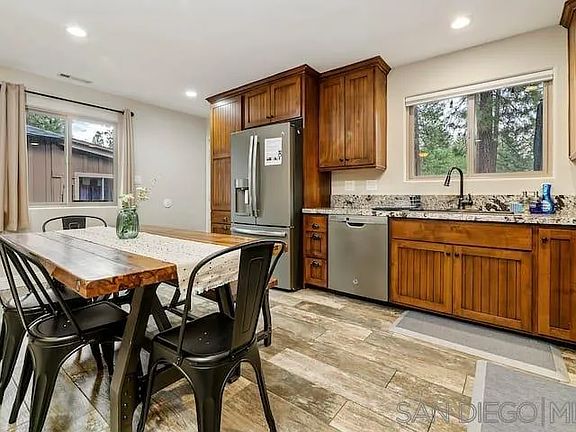 3rd image of 421 Eureka Dr