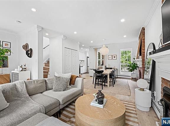 4th image of 208 3rd Street