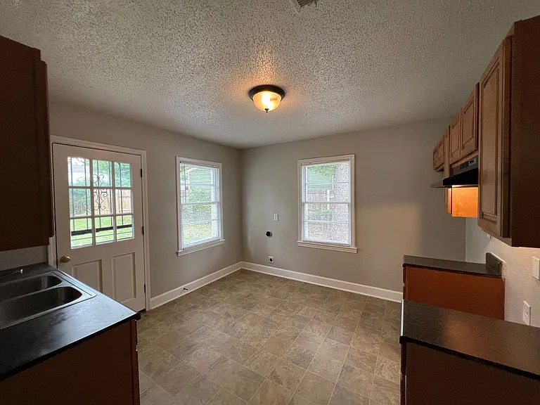 2727 Henley Dr — Photo 3