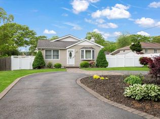 12 Midwood Pl, Farmingville, NY 11738