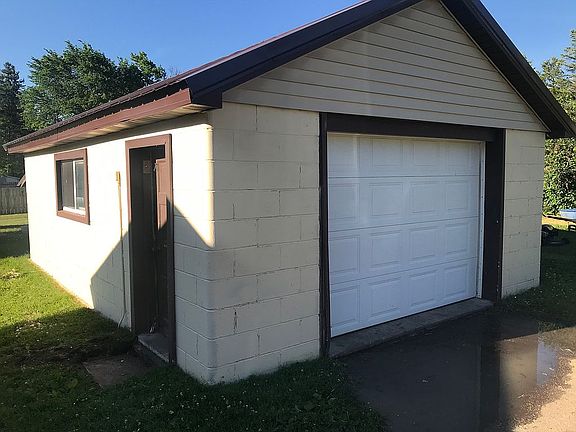 Detached garage