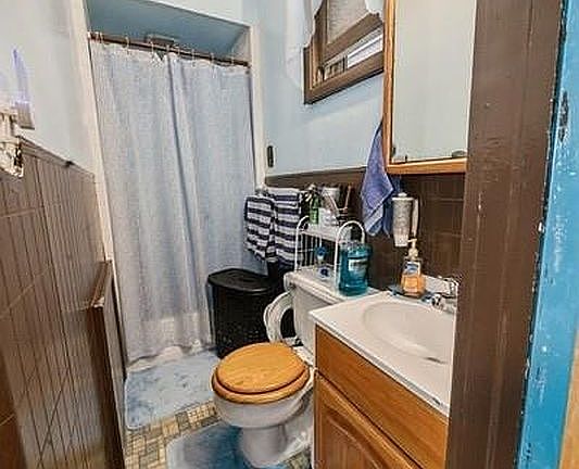3rd image of 11 E 17th St
