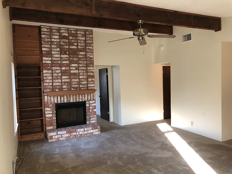 914 W Meadowmere Ln — Photo 5